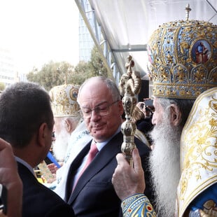 Μη βγάζετε γλώσσα