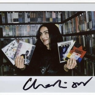 Η Charli XCX στην ντουλάπα της Criterion