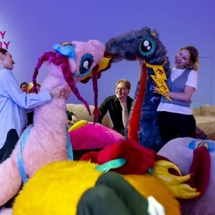 Μια έκθεση αυστηρά ακατάλληλη για ανηλίκους 