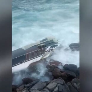 Ελαφόνησος: Θαλαμηγός προσέκρουσε σε βράχια και διαλύθηκε - Βίντεο από το ατύχημα