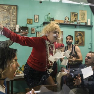 Οι πρώτες φωτογραφίες από τον «Σωσμένο» του Έντουαρντ Μποντ με τον Βασίλη Μπισμπίκη και τη Λένα Κιτσοπούλου 