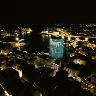 Γιατί άλλαξε χρώμα ο Πύργος Πειραιά 