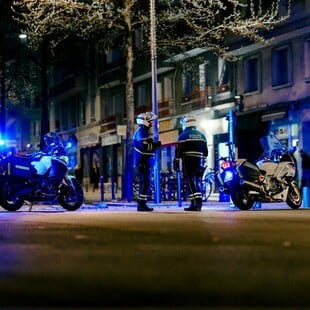 ΠΑΡΙΣΙ ΕΠΙΘΕΣΗ ΜΕ ΜΑΧΑΙΡΙ