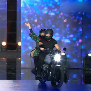 J2US: Η Βίκυ Σταυροπούλου μπήκε στο πλατό πάνω στη μηχανή με τον Αλέξη Γεωργούλη