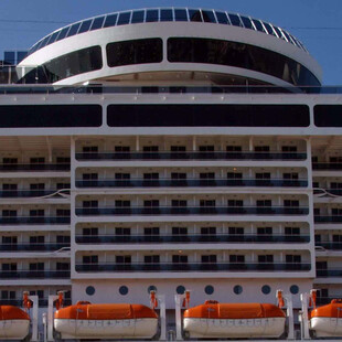 Ακυβέρνητο κρουαζιερόπλοιο λόγω βλάβης στο λιμάνι του Πειραιά