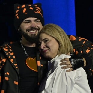 Ο Αkylas με τη μητέρα του στη σκηνή του Sing for Greece: Μια συγκινητική στιγμή 