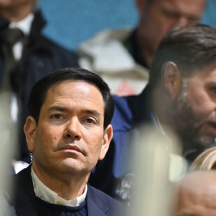 Ένα αφελές και θλιβερό χειροκρότημα