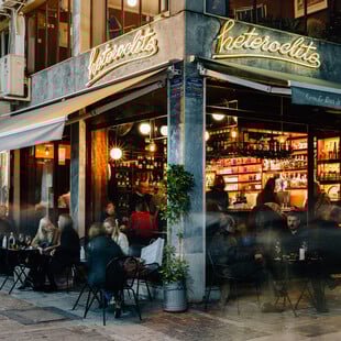 10 wine bars που αγαπάμε τώρα στην Αθήνα