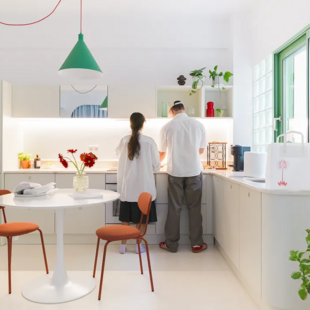 Ένα μικροσκοπικό διαμέρισμα στα Εξάρχεια συλλέγει το αθηναϊκό φως