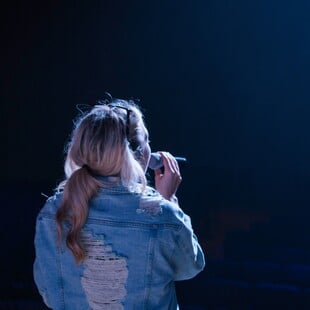 ΤΡΑΓΟΥΔΙΣΤΡΙΑ ΣΥΛΛΗΨΗ ΚΟΛΩΝΑΚΙ ΜΕΘΥΣΜΕΝΗ ΟΔΗΓΗΣΗ