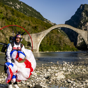 Απίστευτο αεροβατικό trick στο Γεφύρι της Πλάκας