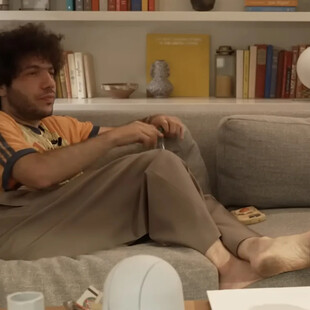 Benny Blanco: «Ωχ, δεν το έκανε!» - Εμφανίστηκε με βρώμικα πόδια σε podcast και οι χρήστες στα social αντέδρασαν