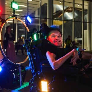 «Αφήστε με να μπω»: Καλλιτέχνης διαμαρτύρεται έξω από μεγάλα πολιτιστικά ιδρύματα που δεν είναι προσβάσιμα