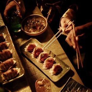 Ghost Sake Bar: Ένα μινιόν speakeasy για ασιατική κουζίνα