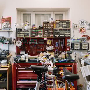 Ένα σπίτι με γάτες και μηχανές / Ένα σπίτι που νιαουρίζει και μαρσάρει