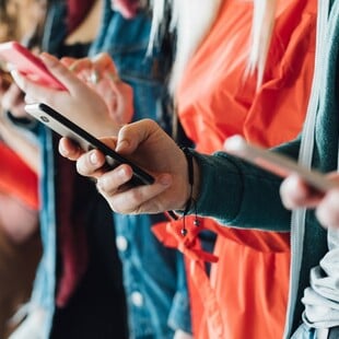 Πώς μοιάζει ο εθισμός στα social media, σύμφωνα με τη γυναίκα που μηνύει τη Meta και το YouTube