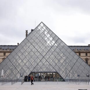 Guardian: Ποιο θα είναι το μέλλον του Λούβρου, του μεγαλύτερου μουσείου στον κόσμο