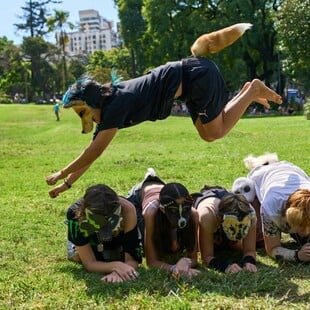 Έφηβοι δηλώνουν ότι “είναι” ζώα — Η viral τάση των «therians» στην Αργεντινή