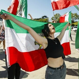 Νεκρός ο Χαμενεΐ: Άλλοι θρηνούν και άλλοι πανηγυρίζουν - Βίντεο με τις επευφημίες - Έκαψαν άγαλμά του