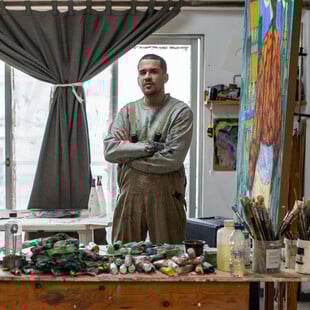 Ο Μιχάλης Κιούσης ζωγραφίζει ανθρώπινες φιγούρες σε αφρικανικά τοπία