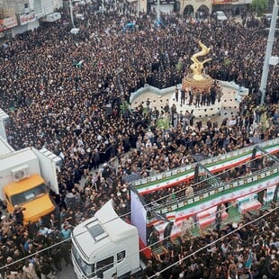 Το Ιράν θάβει τα παιδιά του πολύνεκρου πλήγματος σε δημοτικο σχολείο θηλέων