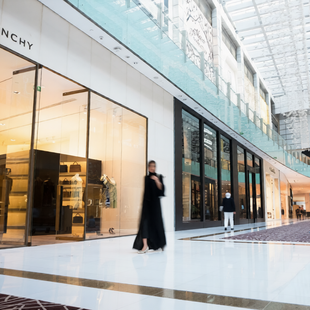 Ο πόλεμος παγώνει τη μόδα: Διεθνή brands κλείνουν καταστήματα στη Μέση Ανατολή