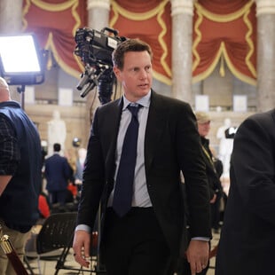 Οι νέοι βασιλείς του Χόλιγουντ: Πώς η οικογένεια Έλισον απέκτησε μια μιντιακή αυτοκρατορία 