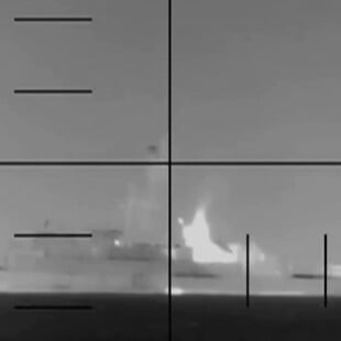 ΗΠΑ: Βίντεο από τη στιγμή που το αμερικανικό υποβρύχιο τορπιλίζει την ιρανική φρεγάτα