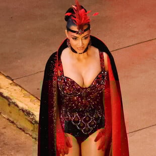 Κιμ Καρντάσιαν: Μεταμορφώθηκε σε showgirl του Λας Βέγκας στο σετ της νέας ταινίας όπου πρωταγωνιστεί
