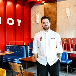 ΜΠΑΡ ΜΠΕΕ ΚΙΟΥ: Ο Λευτέρης Πέτρου δίνει νέο twist στα αγαπημένα σου burgers 