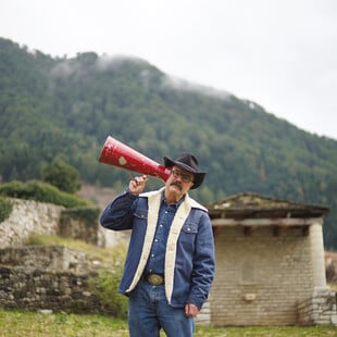 Γιατί ’ναι μαύρα τα βουνά;