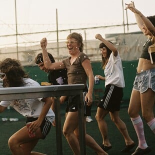 Ο τρυφερός, αναλογικός κόσμος της Ληλένας Μαρίνου