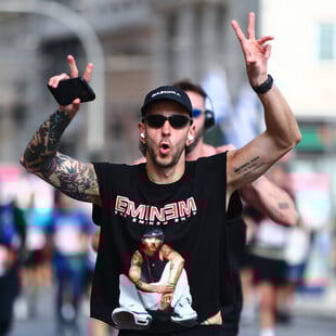 Ημιμαραθώνιος Αθήνας 2026: Μικροί και μεγάλοι δρομείς πλημμύρισαν το κέντρο της Αθήνας