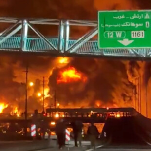 Ιράν: Απόκοσμες εικόνες μετά το χτύπημα στις πετρελαϊκές εγκαταστάσεις -