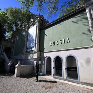 Η επιστροφή της Ρωσίας στη Venice Biennale ξανανοίγει τη συζήτηση για τα όρια της πολιτισμικής ουδετερότητας