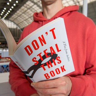 10.000 συγγραφεις κυκλοφορησαν ενα αδειο βιβλιο διαμαρτυρομενοι για την AI