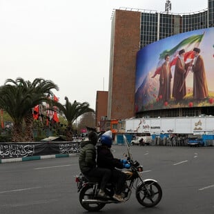 «Ακόμη και υπό τους πύραυλους συνεχίζουμε να ζούμε»: Πώς αντιμετωπίζουν οι νέοι στο Ιράν τον πόλεμο