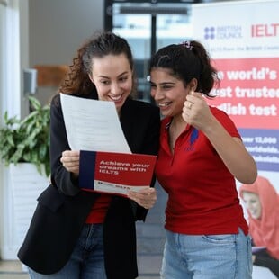 Αγγλικά και σπουδές: Πώς να επιλέξετε τις εξετάσεις που θα ανοίξουν πόρτες στο εξωτερικό