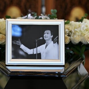 Γιώργος Μαρίνος: Συγκίνηση στο τελευταίο «αντίο» του μεγάλου Έλληνα σόουμαν