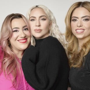 Δύο ελληνοαμερικανίδες λεσβίες λανσάρουν beauty brand και το TikTok αντιδρά.