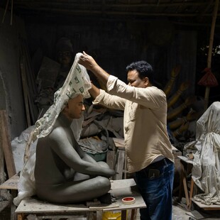 Στην Ινδία ένα εργαστήριο φτιάχνει ομοιώματα νεκρών για οικογένειες που πενθούν