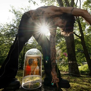 Αγάπα με! Οι Inez & Vinoodh γιορτάζουν 40 χρόνια κοινής ματιάς με μεγάλη αναδρομική έκθεση στη Χάγη