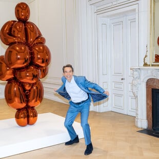 Ο Τζεφ Κουνς συζητά με Έλληνες δημοσιογράφους στο Μουσείο Κυκλαδικής Τέχνης