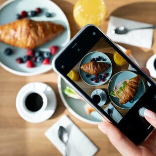 Από το scroll στο τραπέζι: Πώς τα social media αλλάζουν τον τρόπο που ανακαλύπτουμε εστιατόρια