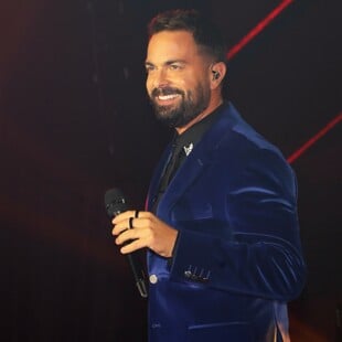 Ηλίας Βρεττός: Έπεσε θύμα ξυλοδαρμού κατά τη διάρκεια live του στην Κύπρο