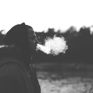 ΑΝΗΛΙΚΟΙ ΚΑΠΝΙΣΜΑ ΑΛΚΟΟΛ 