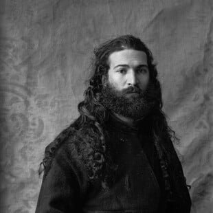 Κρίμα τόσο ωραίος άντρας και να είναι μόνος ― ένα πολυπόστ του Στάθη Τσαγκαρουσιάνου 