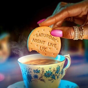 Η Tina Fey άνοιξε το SNL UK με μια αλλόκοτη Πριγκίπισσα Νταϊάνα και πολύ βρετανικό θράσος