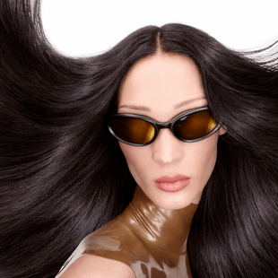 Επανόρθωση μαλλιών: η ρουτίνα που χαρίζει δύναμη και λάμψη στα ταλαιπωρημένα μαλλιά