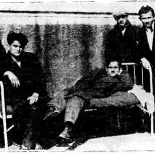 «Πτυελοδοχεία, ξύλα, πέτρες και κομμάτια από τα αμμοκονιάματα ερρίπτοντο κατά των κεφαλών των αστυνομικών και πυροσβεστών»